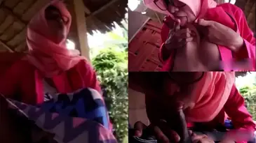 Bokep Indo Hijab Mesum di Saung Sampe Crot poster